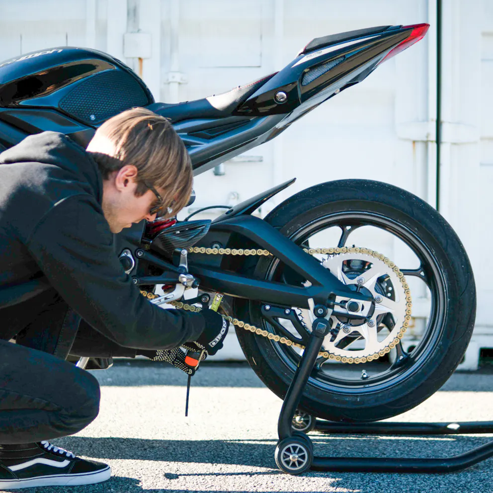 Tuto : Comment vérifier et régler la tension de la chaîne de sa moto